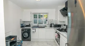 Elegant and Modern Apartment 3 Double Bedroom Near City Centre Entire House Parking - Image 5