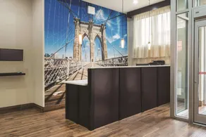 La Quinta Inn & Suites by Wyndham Brooklyn Central - Image 3