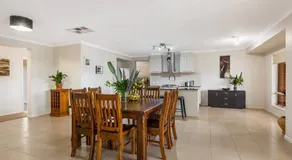 Modern family home with pool - Image 3