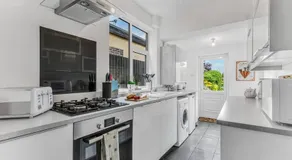 Relaxing 3 Bedroom Stay with Private TVs Near Ashby - Image 3