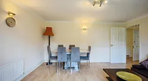 Spacious 2-Bed Family Flat in Wimbledon Near Tube - Image 5