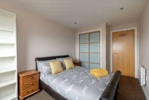 Close to Hydro/SEC, Modern riverside apt w/parking - Image 2