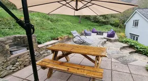 Modern and spacious 2 bedroom apartment with free parking - Image 3