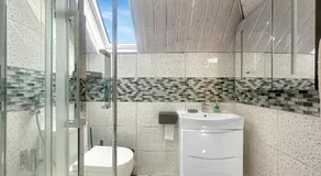 4 Bedroom Excellent Home Large Spacious New Built Detached House Driveway Free Parking - Image 2