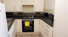 Colchester Sunny Apartment with Pool and EV Car Point - Image 3