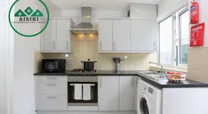 Aisiki Stays Apartments at Hillingdon, 3-Bedroom & 2-Bathroom, Pet-Friendly House with Garden, King or Twin Beds with Free WiFi and Parking Space - Image 5