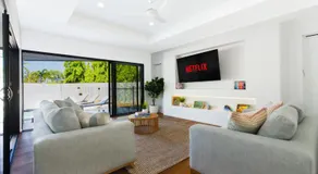 Luxury Sunny Oasis with Pool, SUV Hire, Near Marina - Image 2