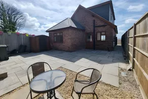 4 Bed House - Hill top views - 3 car driveway - Image 3