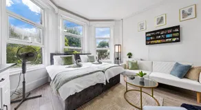 Stylish Central London Flat, Victorian Build, Sleeps 4 - Image 2