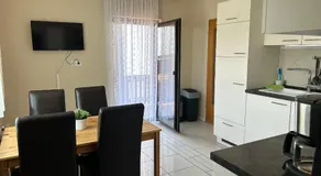 Parkplätze, Einzelbetten, 2 TVs, Balkon, Terrasse, fast Wi-Fi bis zu 1000 Mbit, Homeoffice - Image 2