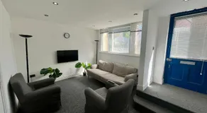 Spacious 4-Bedroom House - Garden & Free Parking - Image 3