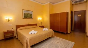 Hotel Holiday - Image 2
