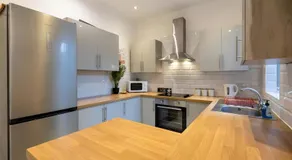 Large 5BR Property near Alton Towers - Sleeps 8 with Parking - Image 2