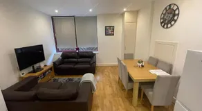 Modern apartment 4 mins from Gatwick - Image 2