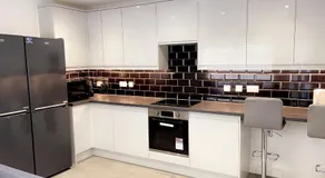 The Lux Ville, Stunning 6 Bedroom Home in London - Image 3