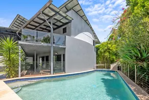 Family-sized Retreat With Private Garage - Image 5