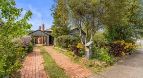 Greenview Bungalow - Sunlit Stay near Sovereign Hill - Image 4