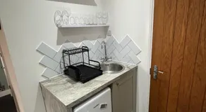 1 double bed studio with private access and parking - Image 5