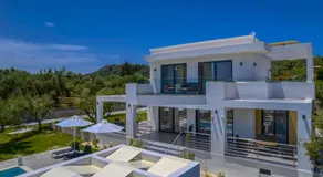 Johnny's White Luxury Villa - Image 4