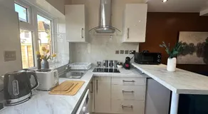 Modern 1BR Flat, Parking , Garden, Sleeps 4 - Image 3