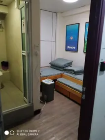 Jordan Triple Room, 3, 703-3, beside Jordan MTR Station, Private Bathroom, Luggage Storage, Elevator - Image 4