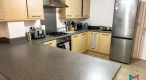 Modern 4 bedroom Home, 5 TV's with Netflix, 10 Beds, Off Road Parking For A Few Vans & Cars, 900MB, Near Coventry City Centre, Contractors, Families, Friends - Image 3