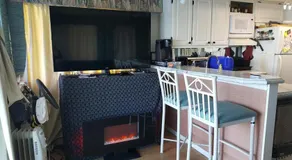 Comfortable Houseboat located in DC area with free parking - Image 4