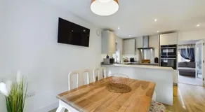 Westbury Getaway - Large 3 Bedroom House - Image 3