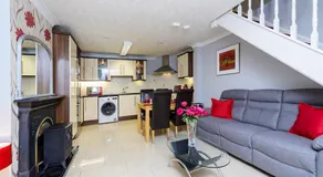 Henry Court Townhouse - Image 2