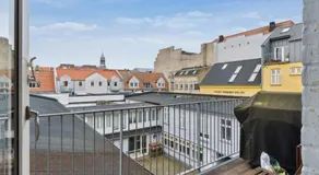 City center apartment w/ large private balcony - Image 3