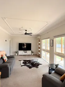 Spacious Country Retreat with Views - Image 2
