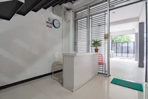 RedDoorz Syariah At Afifah Guest House near Bikasoga Sport Center - Image 5