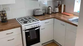 Modern 2 bedroom house with WIFI - Image 3
