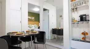 Cozy Hommee In Between CBD & Airport - Free Parking & Self Check-In - Image 4