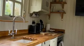 Woodpecker Shepherds Hut - Image 3