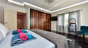Luxury 8-Bedroom Villa with Private Pool, Sleeps 20, Near Palm Beach, La Casa Piu Bella - Image 2