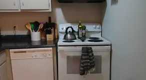 Quiet Quaint Apartment in Middle of It All - Image 4
