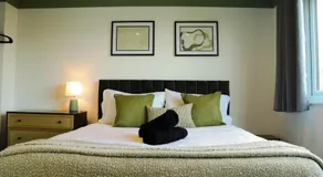 Five bedroom house with parking - Image 2