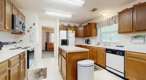 Lovely, waterfront home - river access, large yard, lovely patio & washer/dryer - Image 4