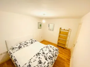 WHITTON, HOUNSLOW HOMESTAY - Image 5
