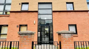 Modern 2 bedroom Apartment Near City Centre - Image 3