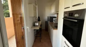 Appartement lumineux avec terrasse & parking à 5 min du centre, 10 min des plages - Image 4