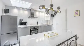 Urban style 3-bedroom apartment - Image 3