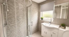 Charming House in Prime Location - Sleeps 7 - Free Parking, Fast WiFi, Smart TV with Netflix and Virgin TV by Yoko Property - Image 3