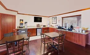 Super 8 by Wyndham Corpus Christi Northwest - Image 5