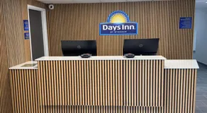 Days Inn by Wyndham La Crosse - Image 3
