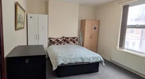Comfortable Double Room Close to Nottingham Station with Free Parking & WiFi - Image 4