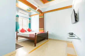 OYO Flagship 22101 Shree Raksha Comforts - Image 2