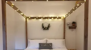 Retraite romantique confortable: bain à remous, corbeille artisanale, espace étonnant pour 4-Poster spaceQuirky!⭐ - Image 2