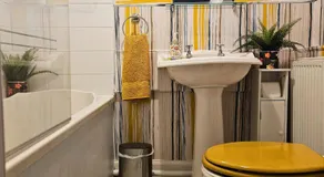 The Ferns - Modern Apartment With Parking & Shared Garden - Image 5